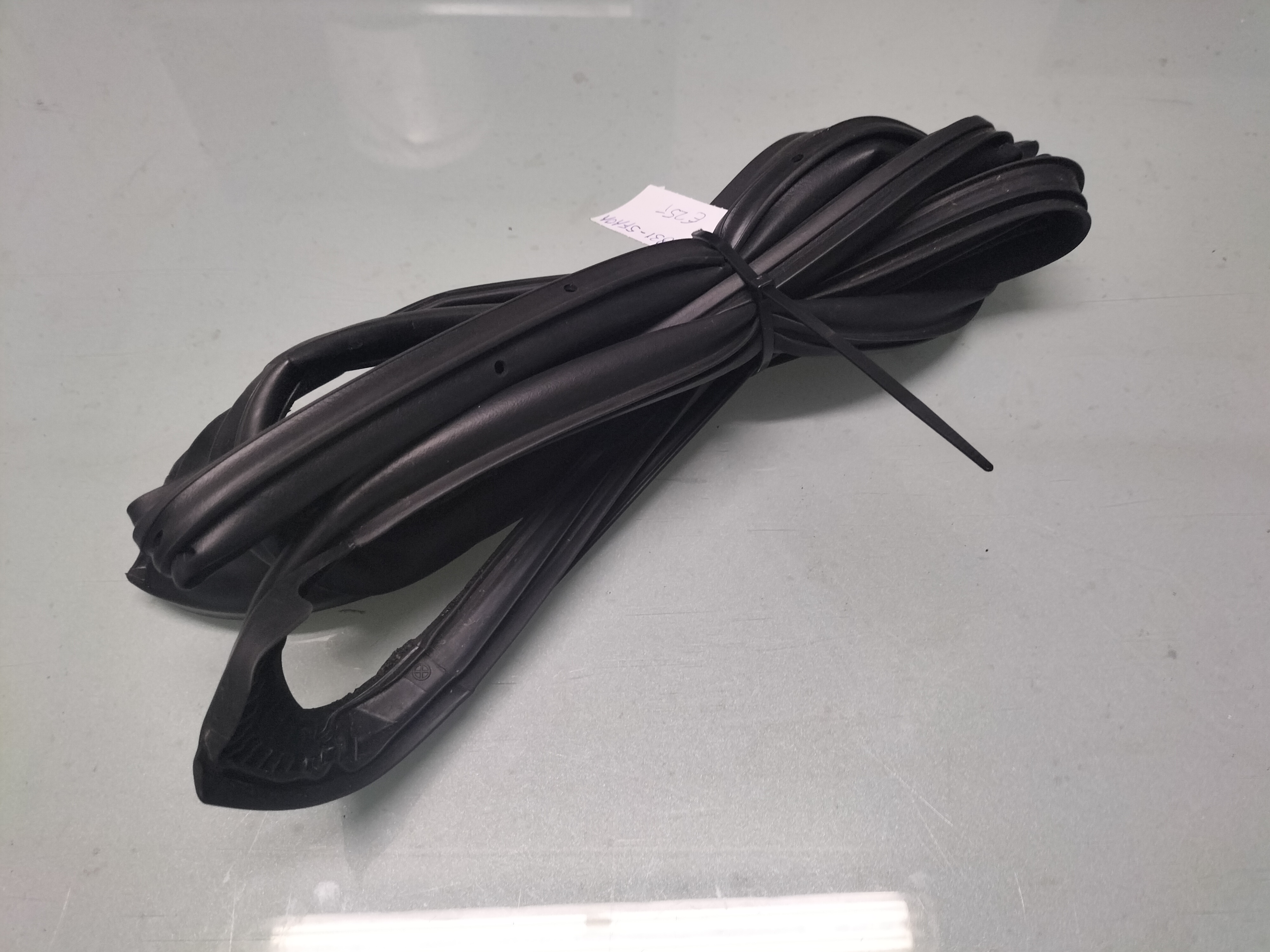 Deurrubber achterportier links Nissan Micra K14 82831-5FA0A Gebruikt