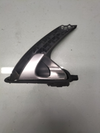 Deurgreep binnenzijde links Nissan Primera P12 80671-BA200 Gebruikt.