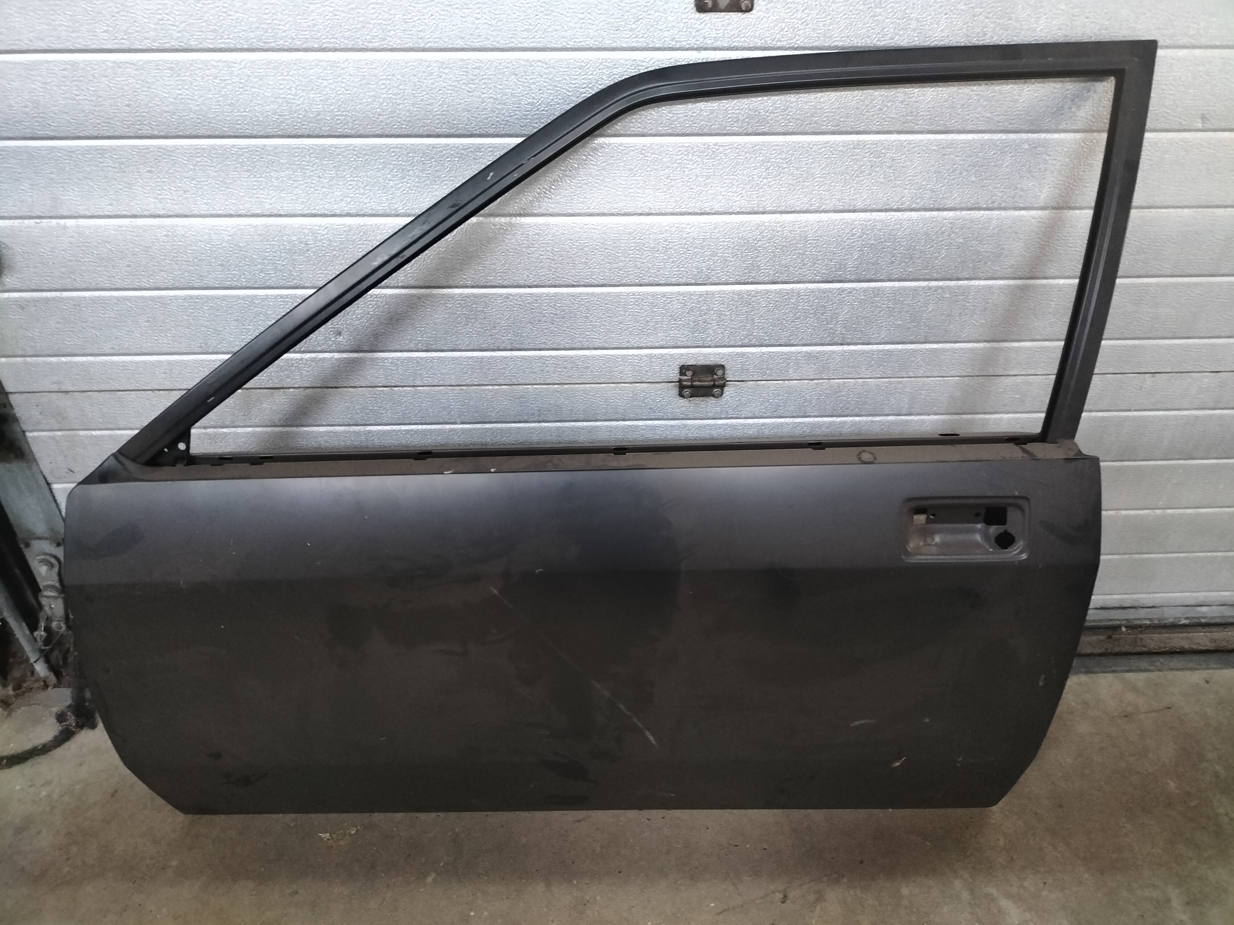 Portier linksvoor Nissan Cherry N12 80101-21M05 Origineel.