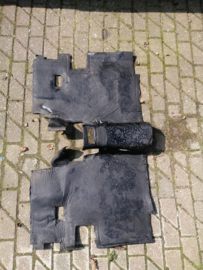 Insulator-floor, rear center Nissan Bluebird T72 74930-Q9000 used part.