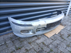 Voorbumper Nissan Micra K11 62022-1F500 (KL0) Gebruikt. Lichte schade.