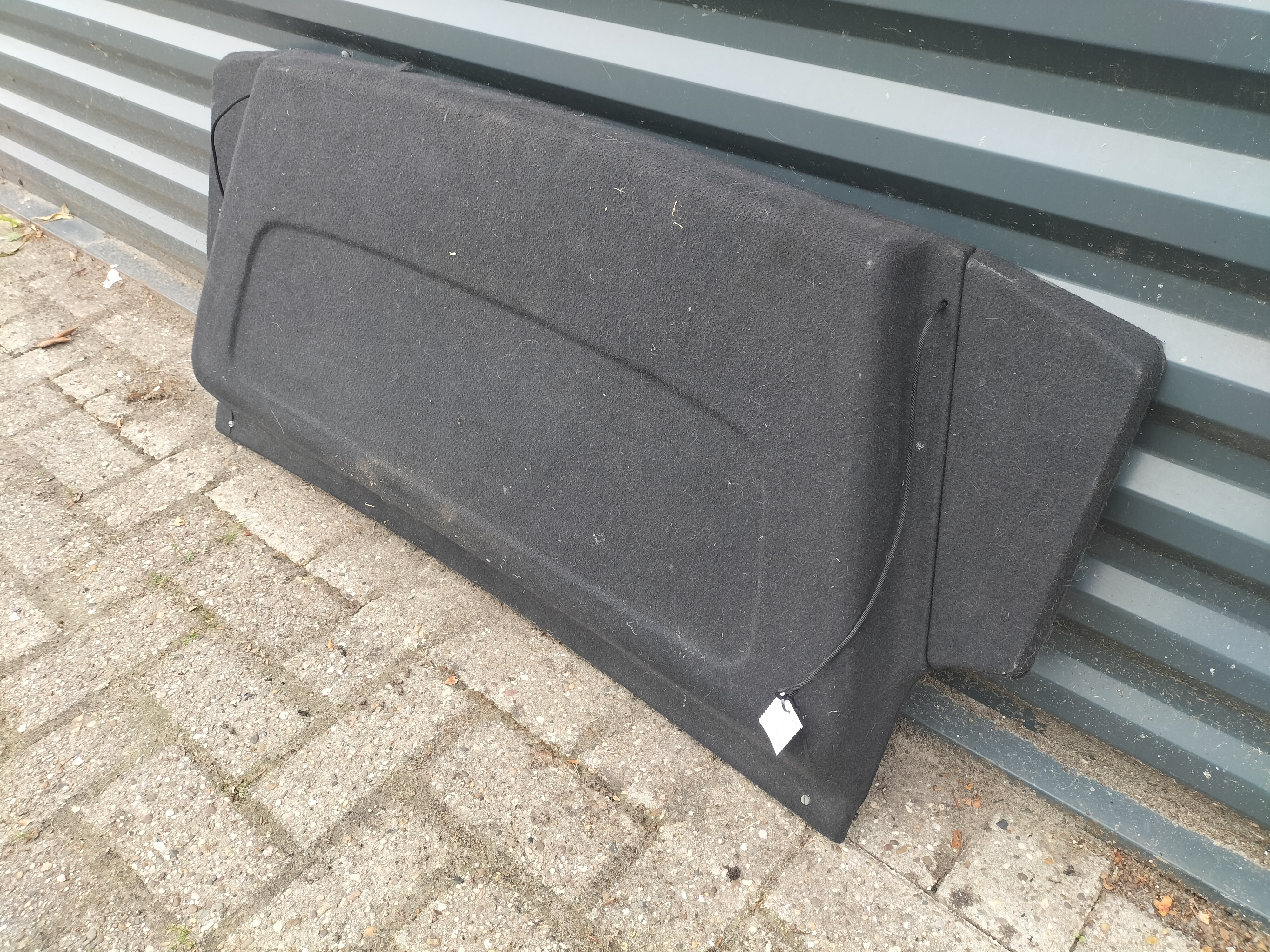 Hoedenplank Nissan Sunny N14 79910-62C00 Zonder speakergaten. Gebruikt, lichte schade.