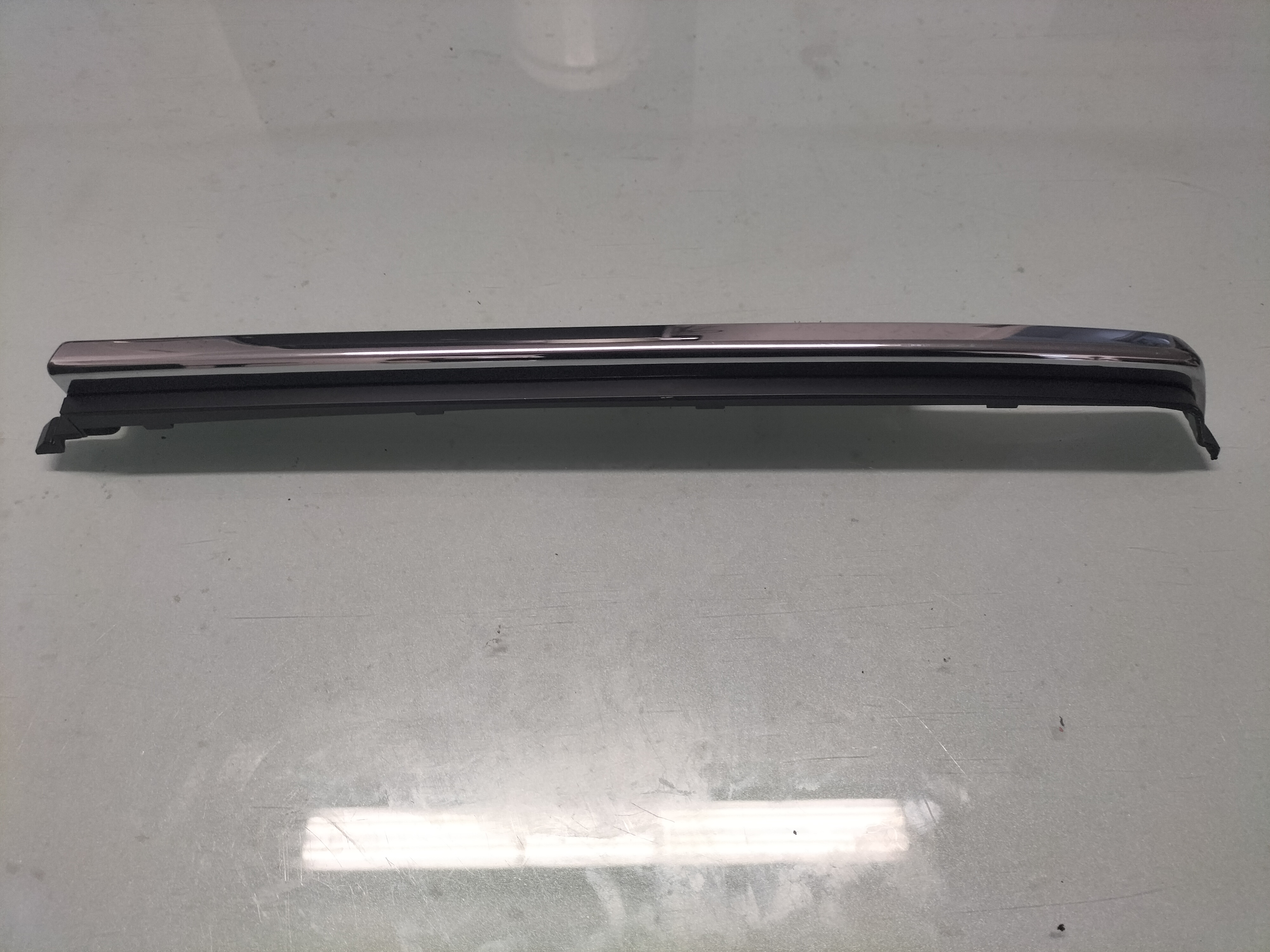 Sierlijst achterlamp rechts Nissan 26552-01L65 Origineel.