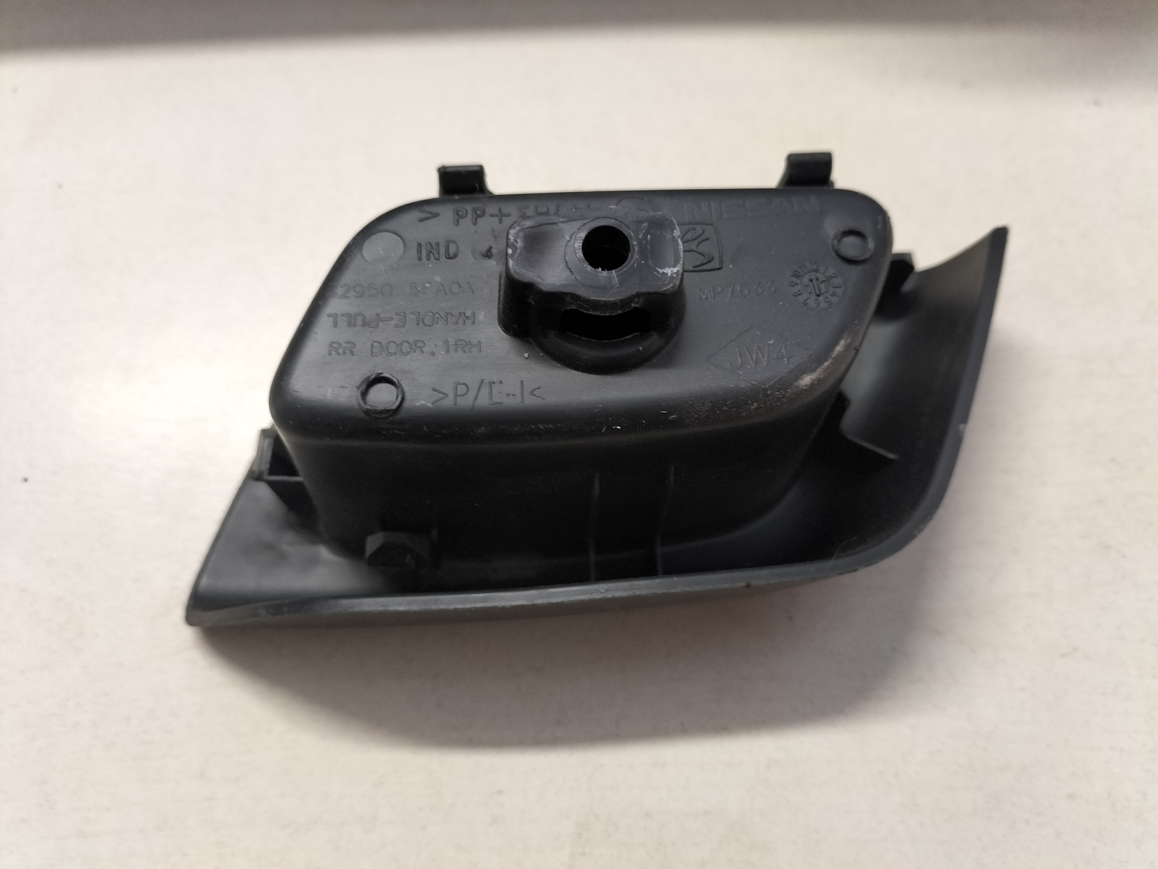 Hendel deurgreep binnenzijde rechtsachter Nissan Micra K14 82950-5FA0A Gebruikt.