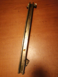 Voorste raamgeleider bijrijrdersportier Nissan 300ZX Z31 80240-01P00 Gebruikt.