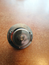 Thermostaat Nissan 21200-05D11 C23/ E24/ R20 Origineel.