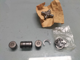 Kruisstuk cardanas Datsun Sunny B110 37125-H1025 Origineel.