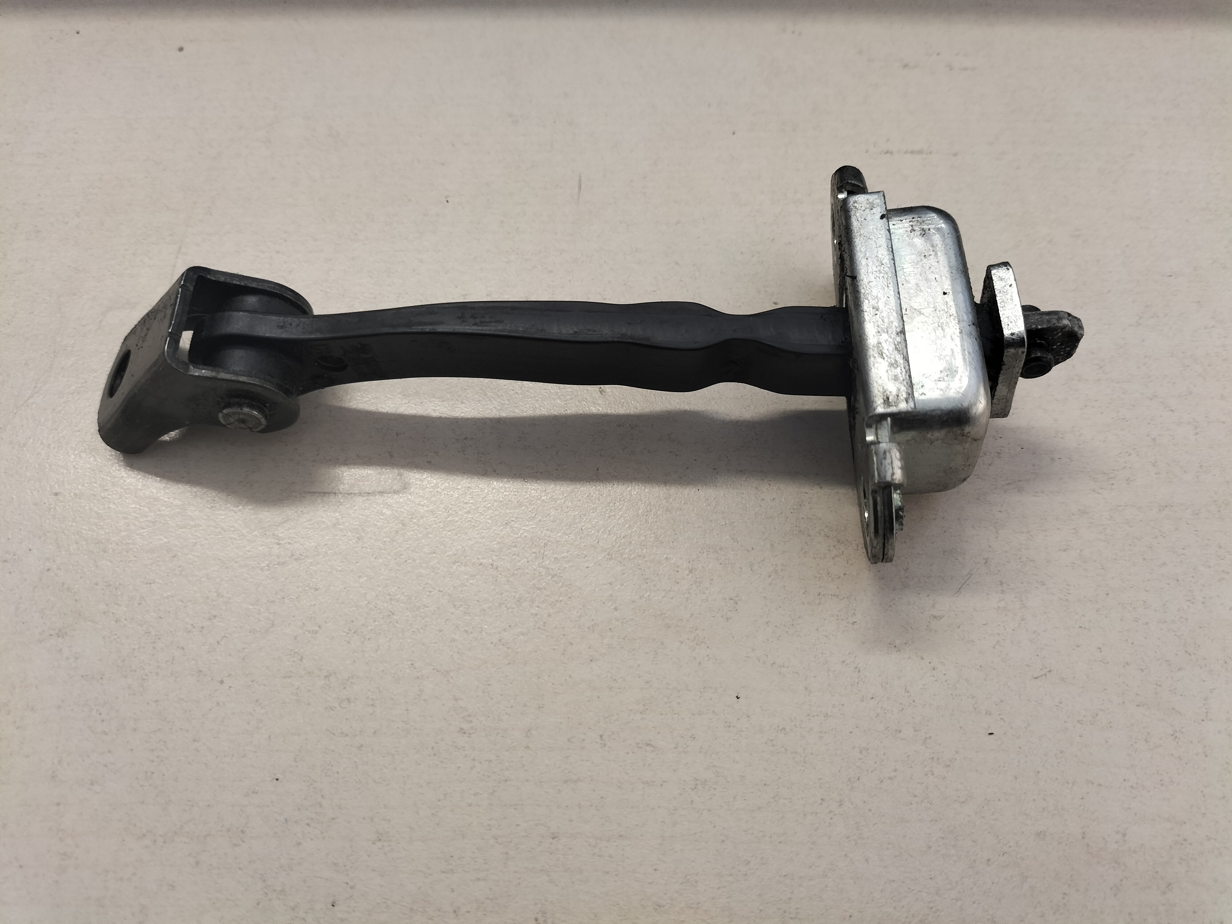 Deurvanger voorportier Nissan Qashqai J10/ JJ10 80430-JD000 Gebruikt.