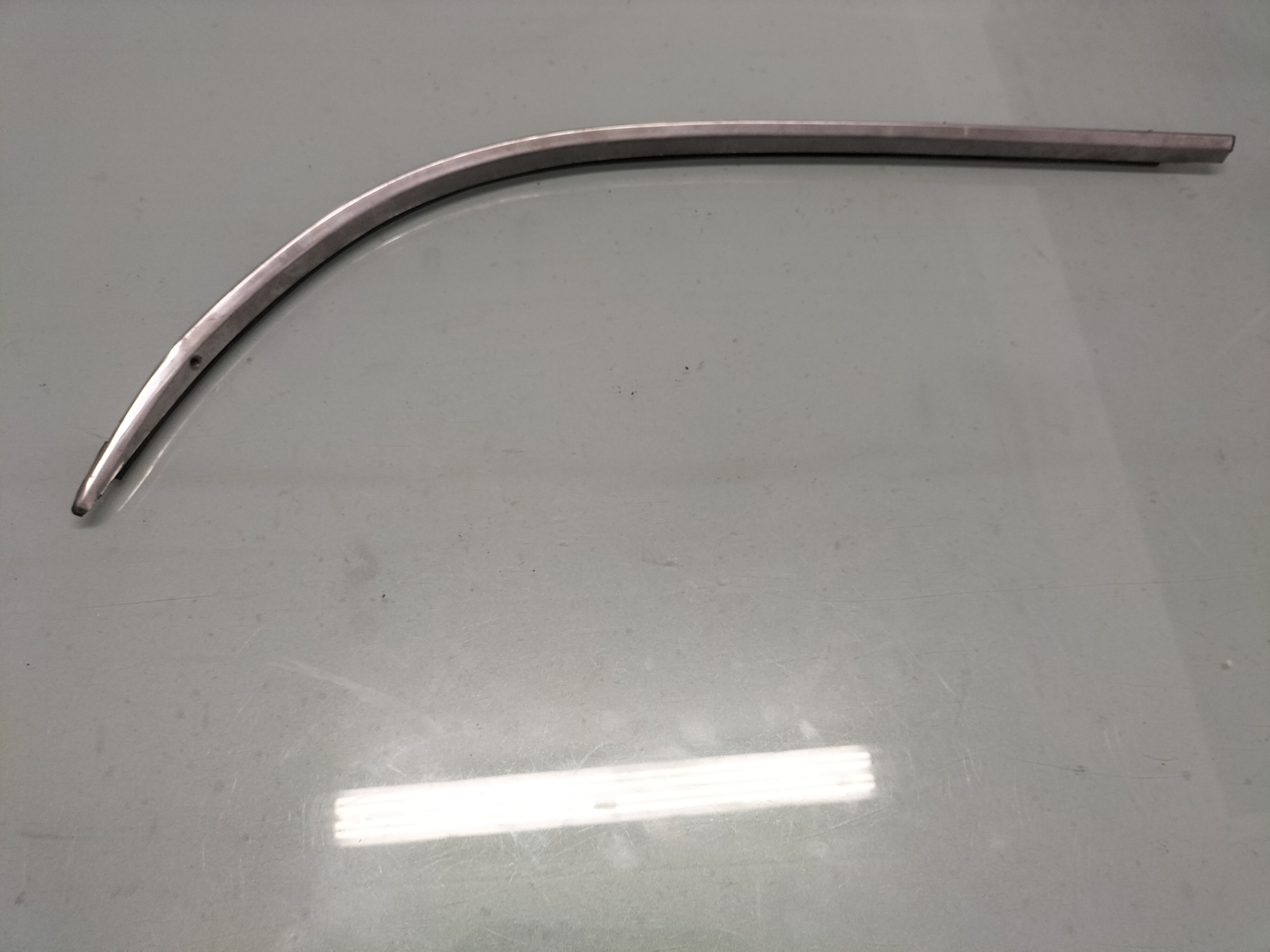 Sierlijst achterportier links Datsun Cherry E10 4-deurs sedan 82319-M0413 Gebruikt.