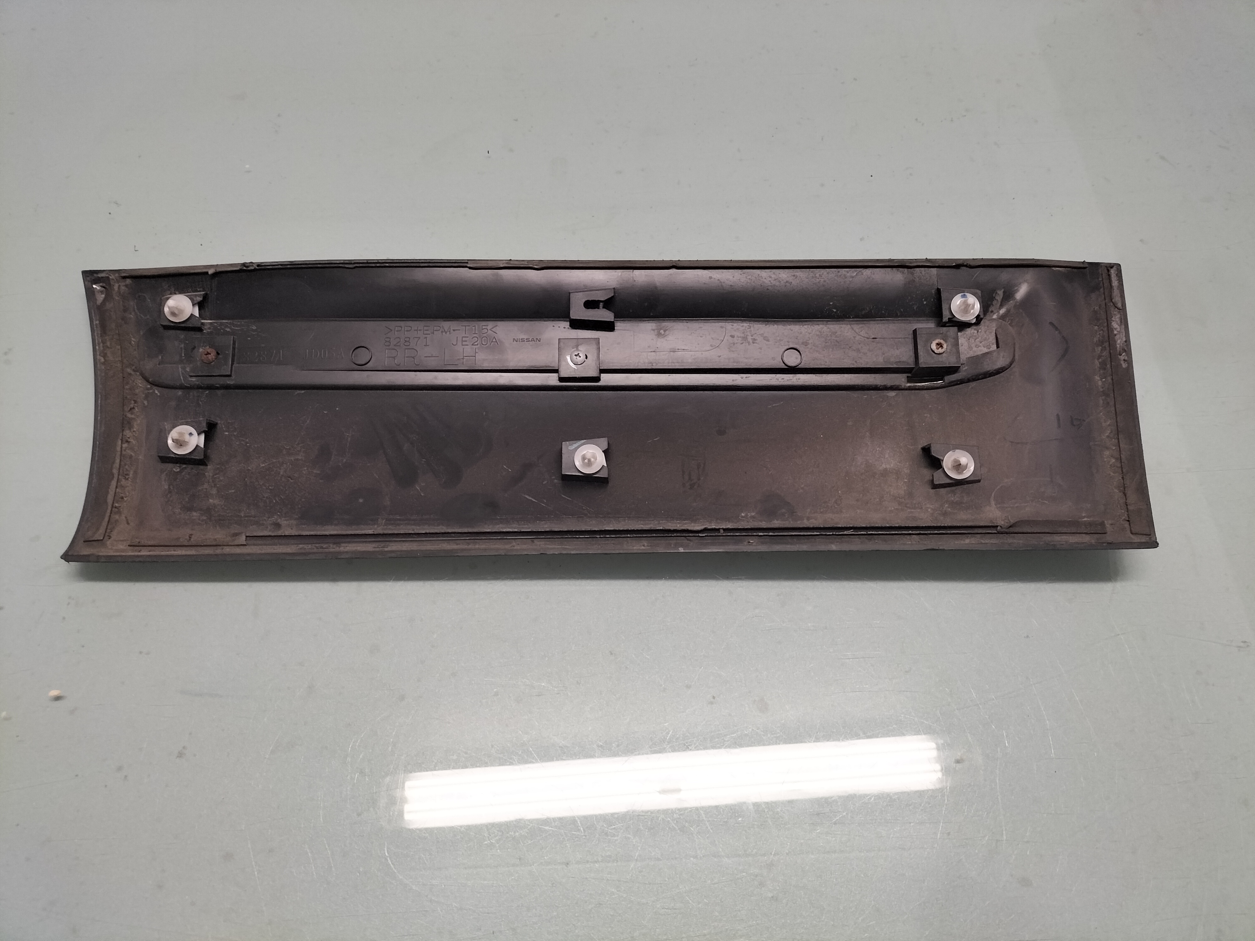 Sierstrip portier linksachter Nissan Qashqai J10 82871-JE20C Gebruikt.