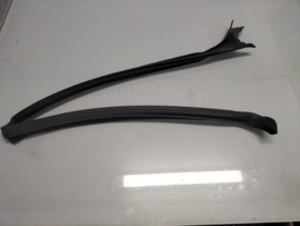 Afwaterrubber voorportier links Nissan Sunny N14 76843-50C00 Origineel.