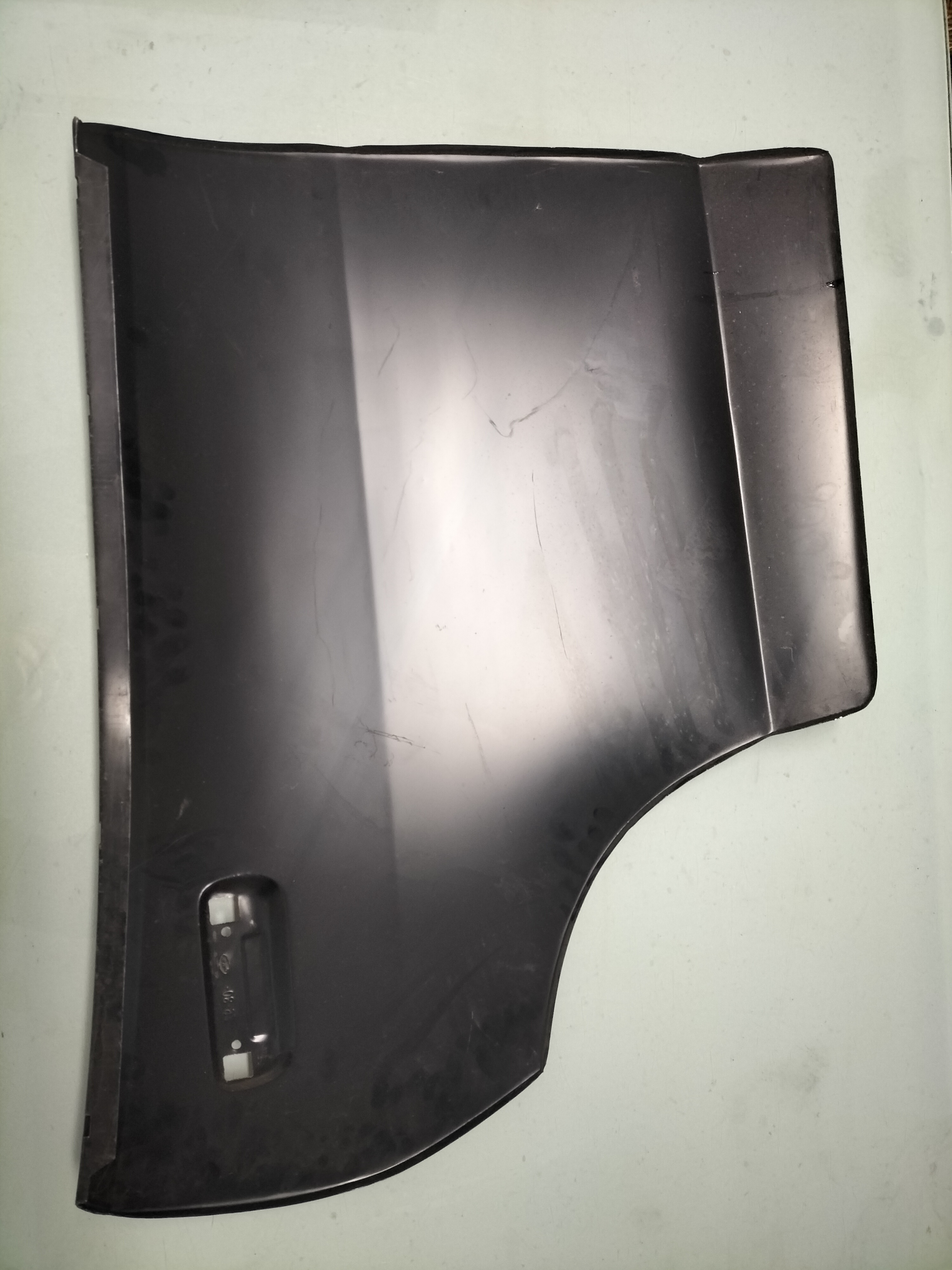 Deurpaneel buitenzijde linksachter Datsun Sunny B210 4-deurs sedan 82153-H5000 (162019-1) Nieuw.