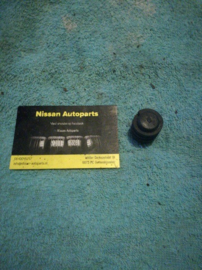 Motorkapaanslag Nissan 65822-01M00 ( 22 x 22 mm) Gebruikt.