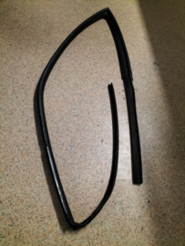 Raamgeleiderubber linksvoor Nissan Sunny N14 80331-50C05 Gebruikt.