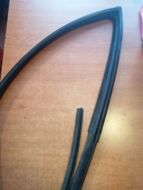 Raamgeleiderubber linksvoor Nissan Sunny N14 80331-50C61 Gebruikt.