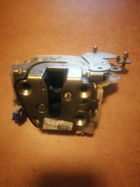 Deurslot linksvoor Nissan Terrano2 R20 80503-0F425 Gebruikt.