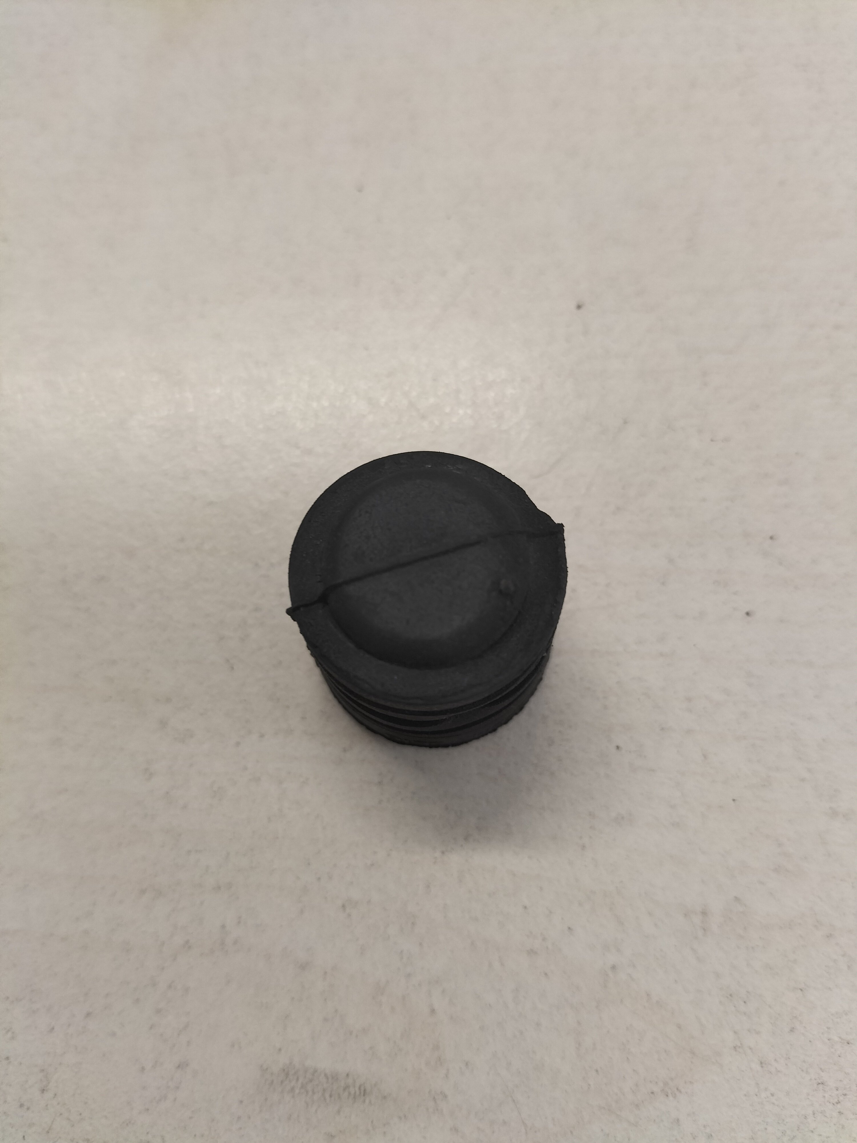 Aanslagrubber motorkap Nissan Primera P12 65822-AV600 Gebruikt.