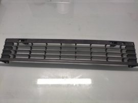 Grille Nissan MicraK10 62310-04B00 Gebruikt en licht schade.