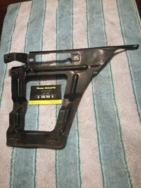 Montagebeugel achterbumper Nissan 100NX B13 links 85221-61Y00 Gebruikt.