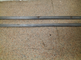 Dorpellijstenset Datsun Cherry E10 76482-M0200 Gebruikt.