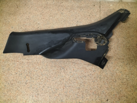 Zijafscherming kofferbak onderste linksvoor Nissan Micra K14 84953-5FA1A (84953-5FA0A) Gebruikt.