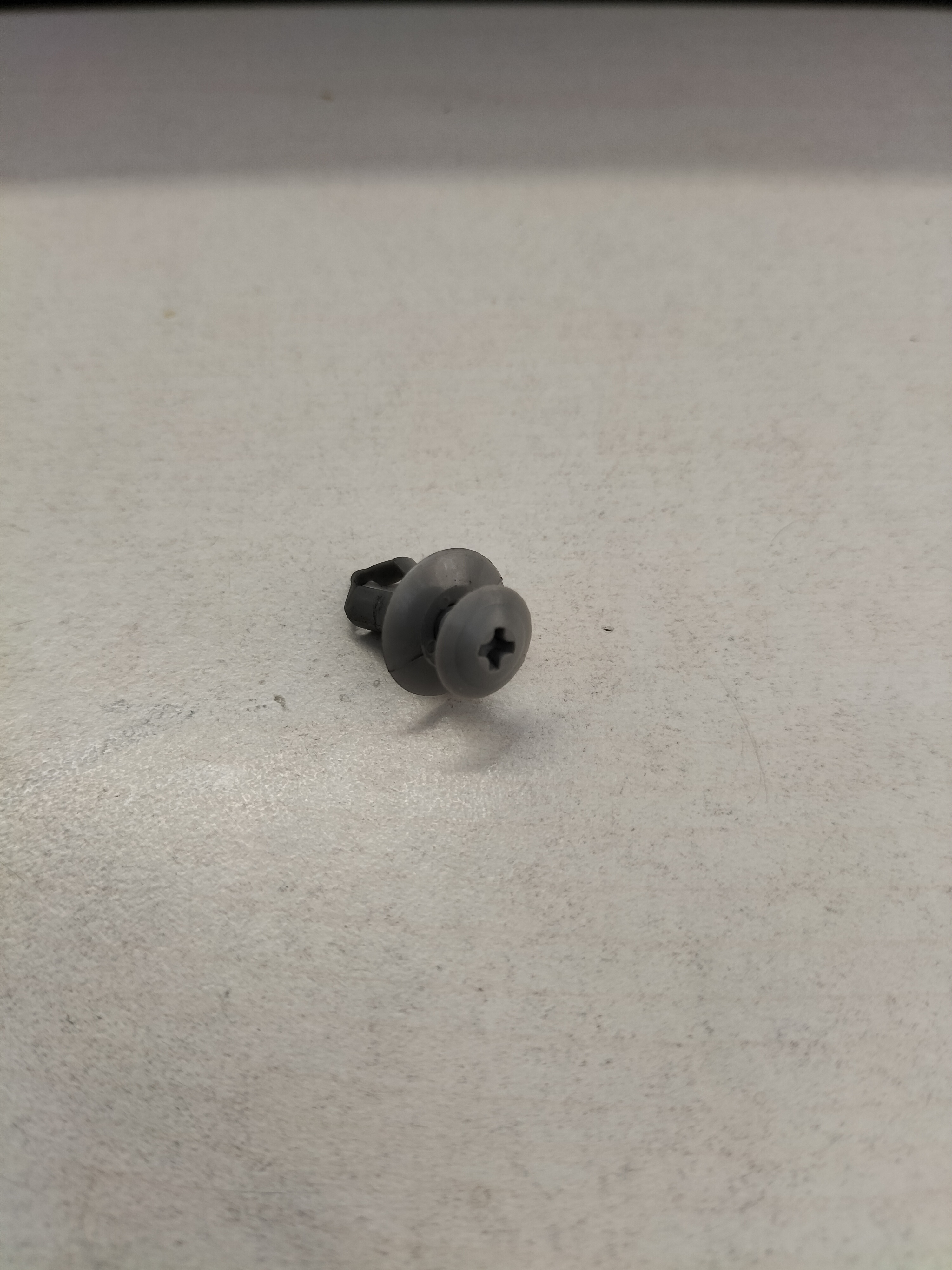 Bevestigingsclip grijs Nissan 01553-01112 K10/ T12/ T72/ U11 Gebruikt.