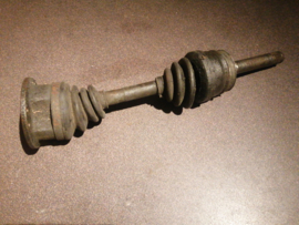 Aandrijfas vooras Nissan Terrano2 R20 39100-7F00A Schade.