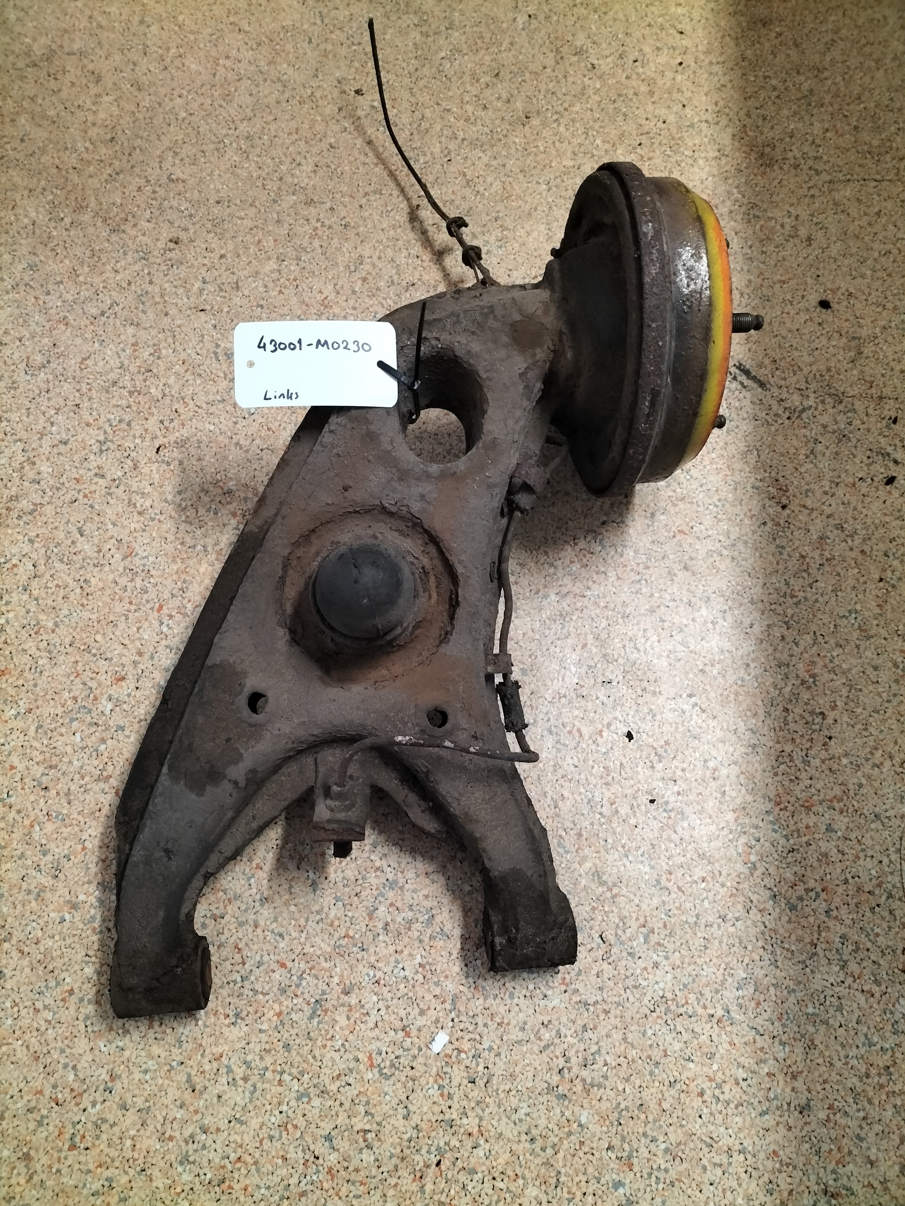 Draagarm Linksachter Datsun cherry E10 43001-M0230 Gebruikt