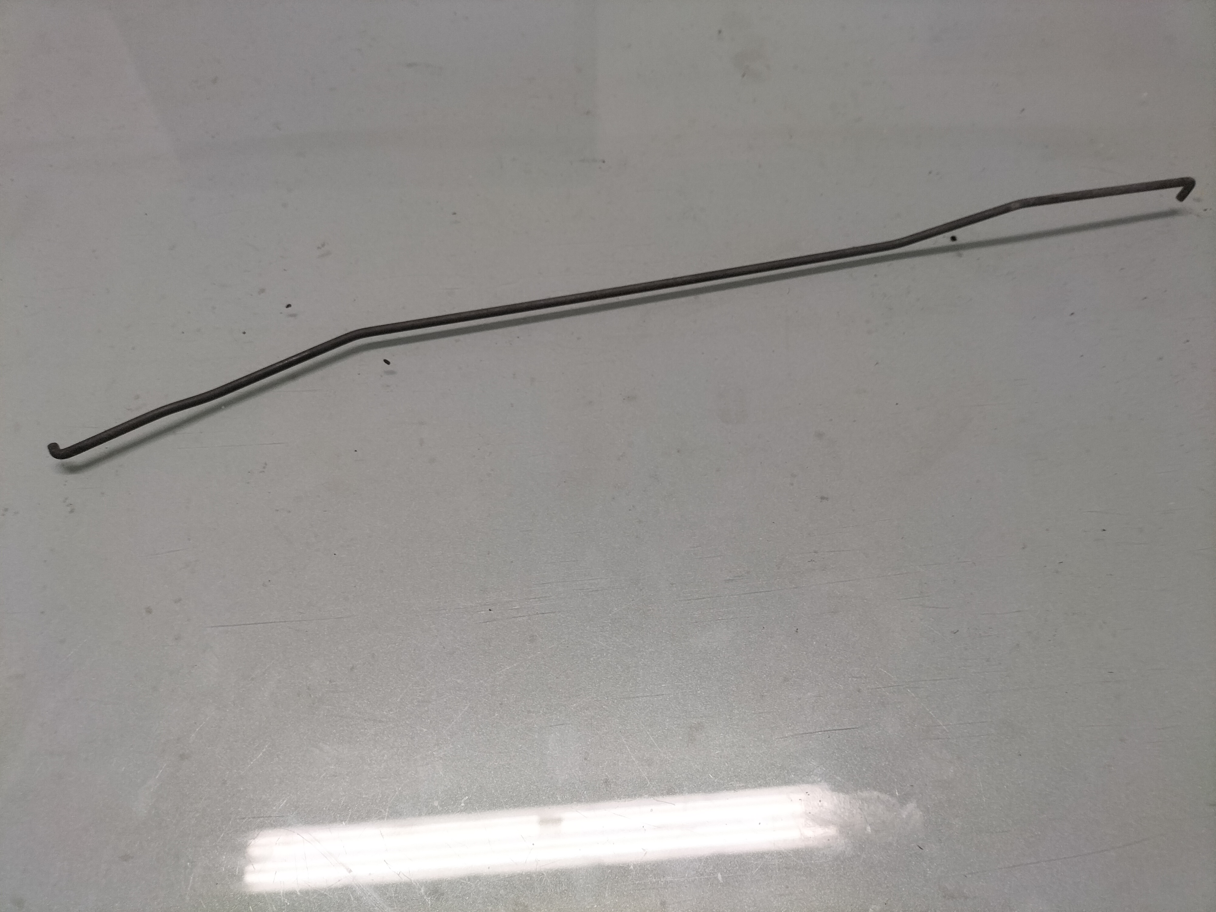 Deurslorbedieningsstang linksachter Datsun Cherry E10 4-deurs sedan 82538-M0300 Gebruikt.