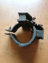 Houder differentieeloliepomp Nissan 2166-06P00 S13/ S130/ Z31/ Z32 Gebruikt.