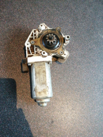 Motor raambediening linksvoor Nissan 80731-8F325 C23/ R20 Gebruikt.