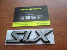 Embleem SLX Nissan Primera P11 84896-2F100 Origineel.