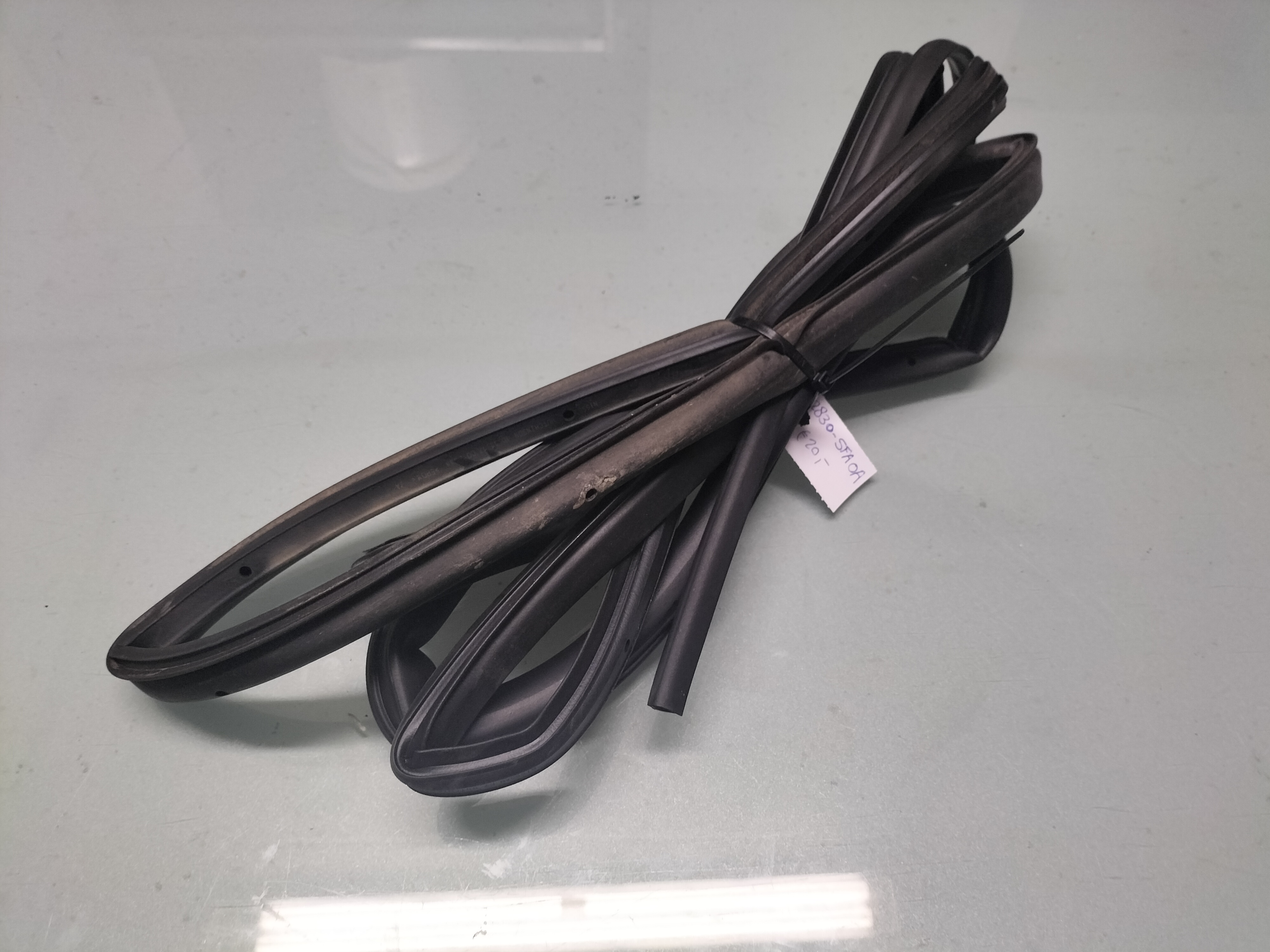 Deurrubber achterportier rechts Nissan Micra K14 82830-5FA0A Gebruikt