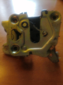 Deurslot rechtsvoor Nissan Bluebird 80502-13E60 T12/ T72/ U11 Gebruikt.