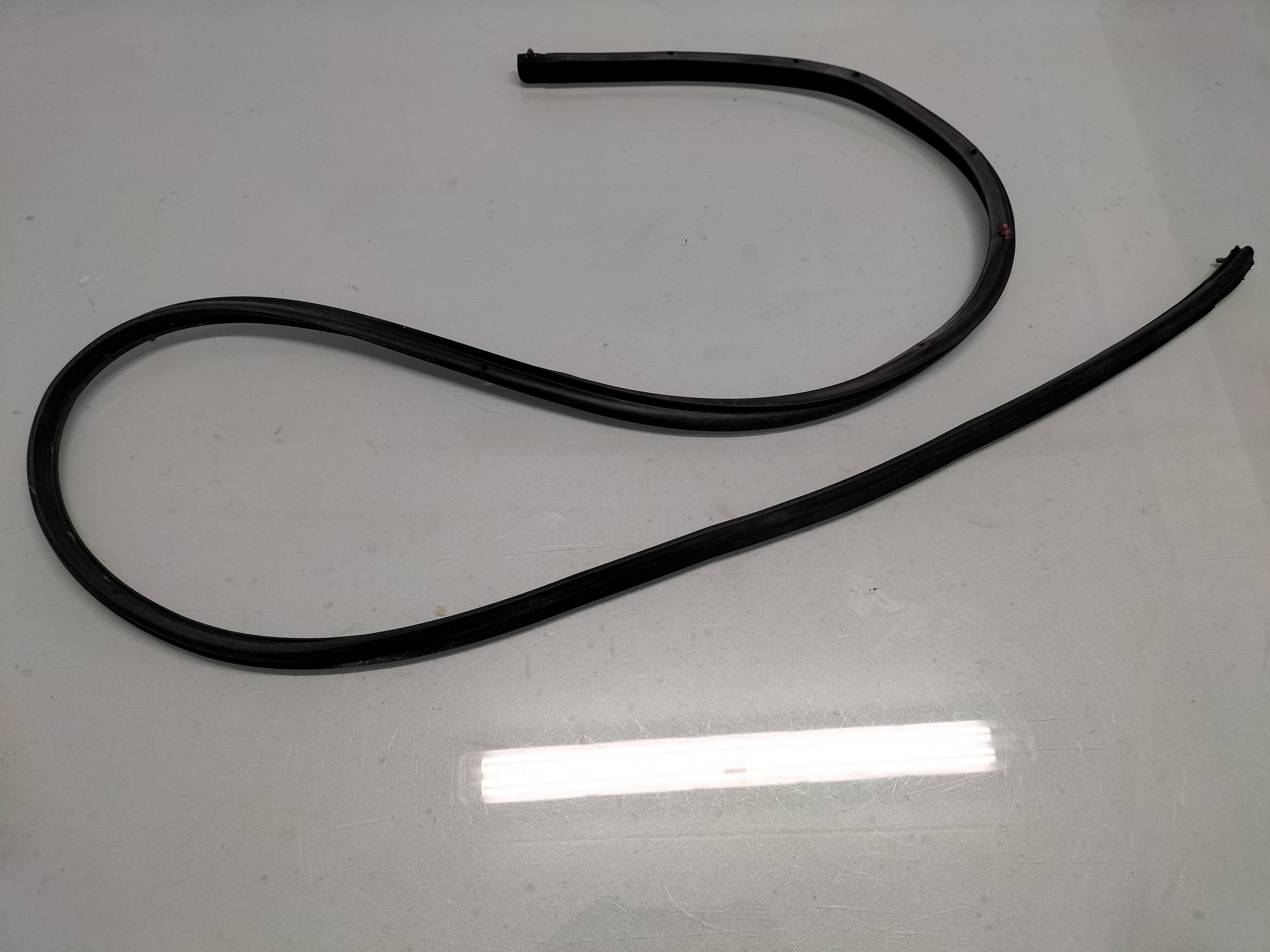 Deurrubber linksvoor deurzijde Nissan Qashqai J10/ JJ10 80831-JD000 Gebruikt.