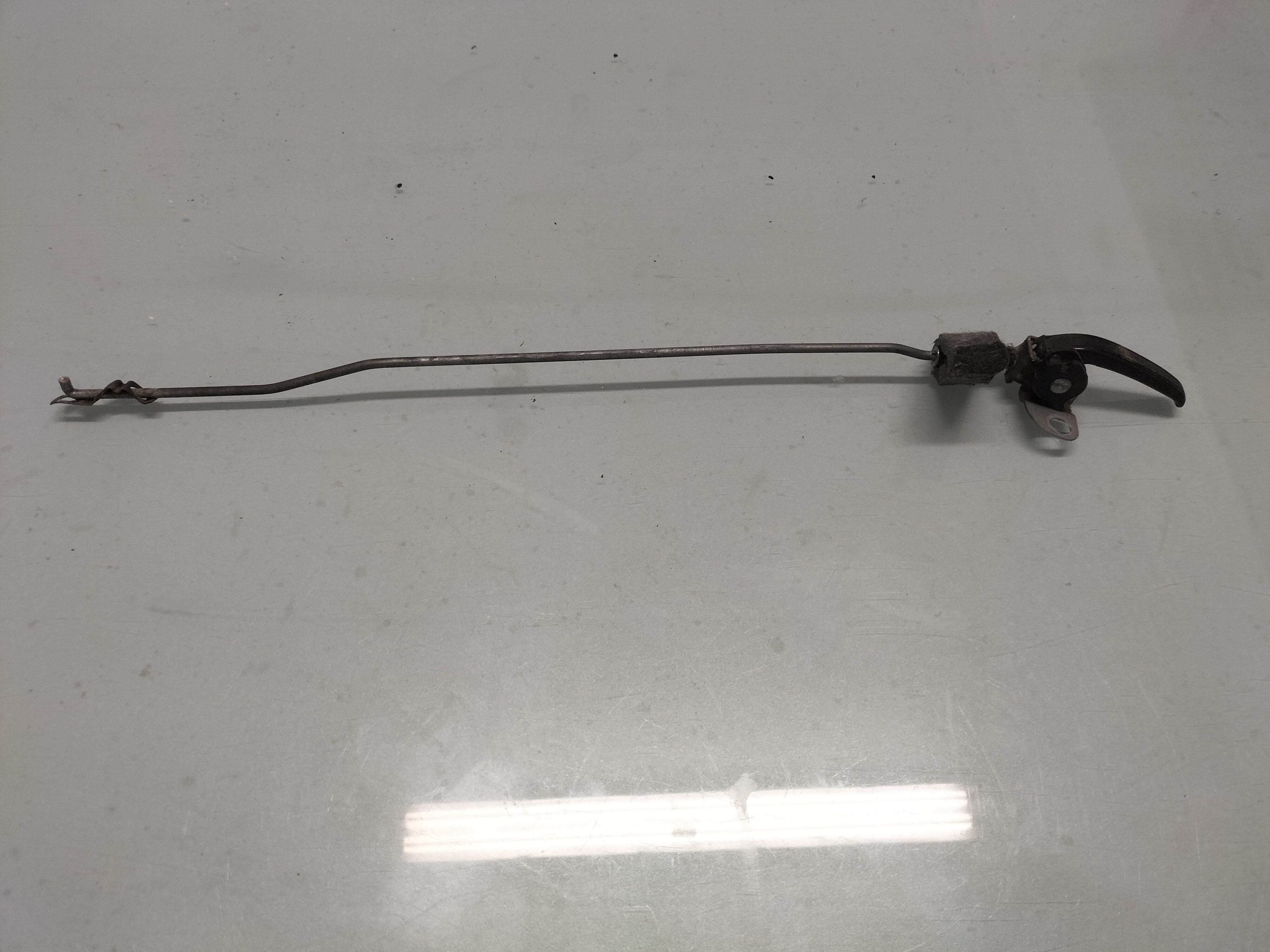 Deurgreep binnenzijde linksachter Datsun Cherry E10 4-deurs sedan 82526-M0302 Gebruikt.
