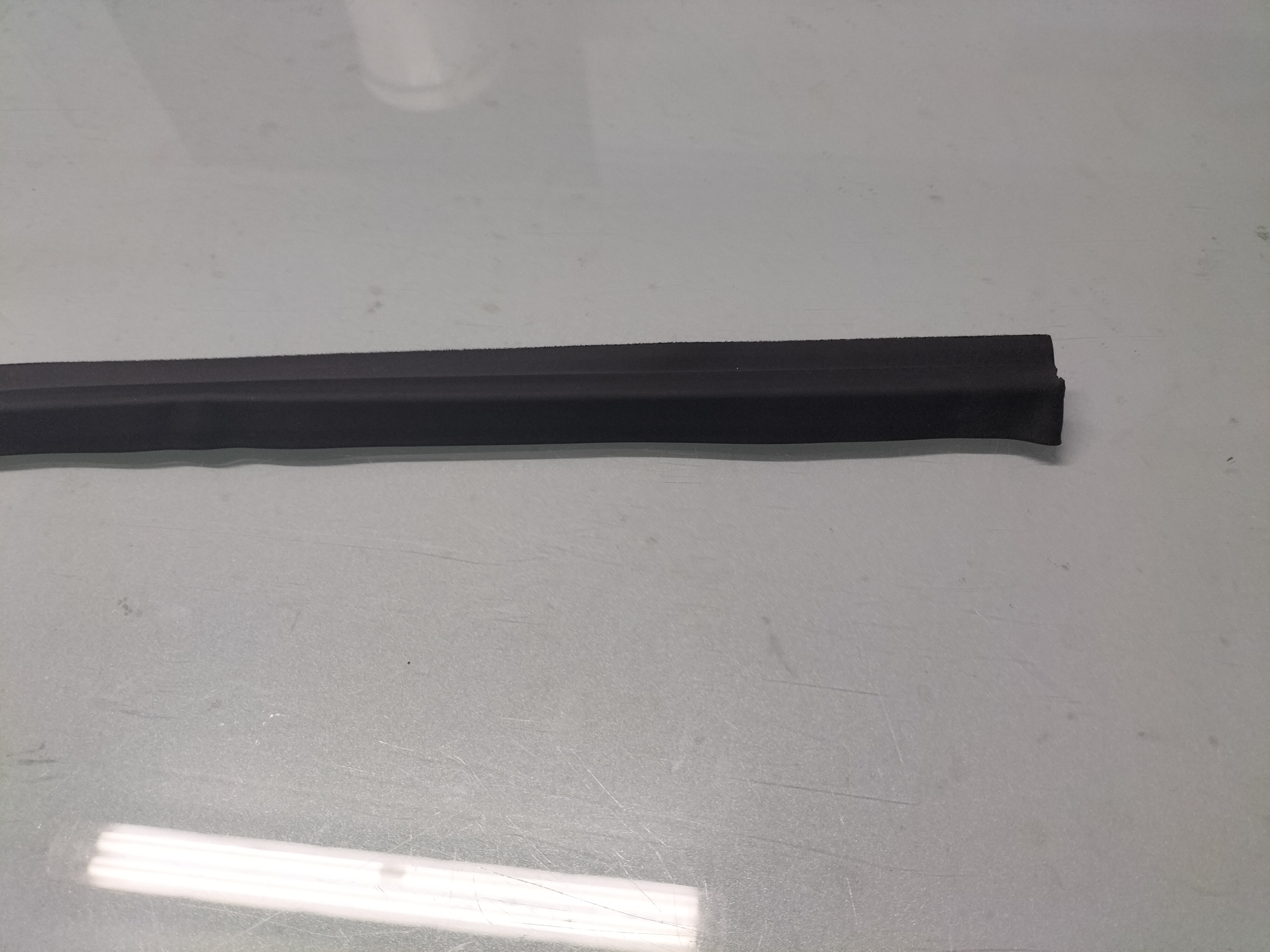 Portierraamgeleider rechtsvoor Nissan Micra K10 80820-04B10 Origineel.