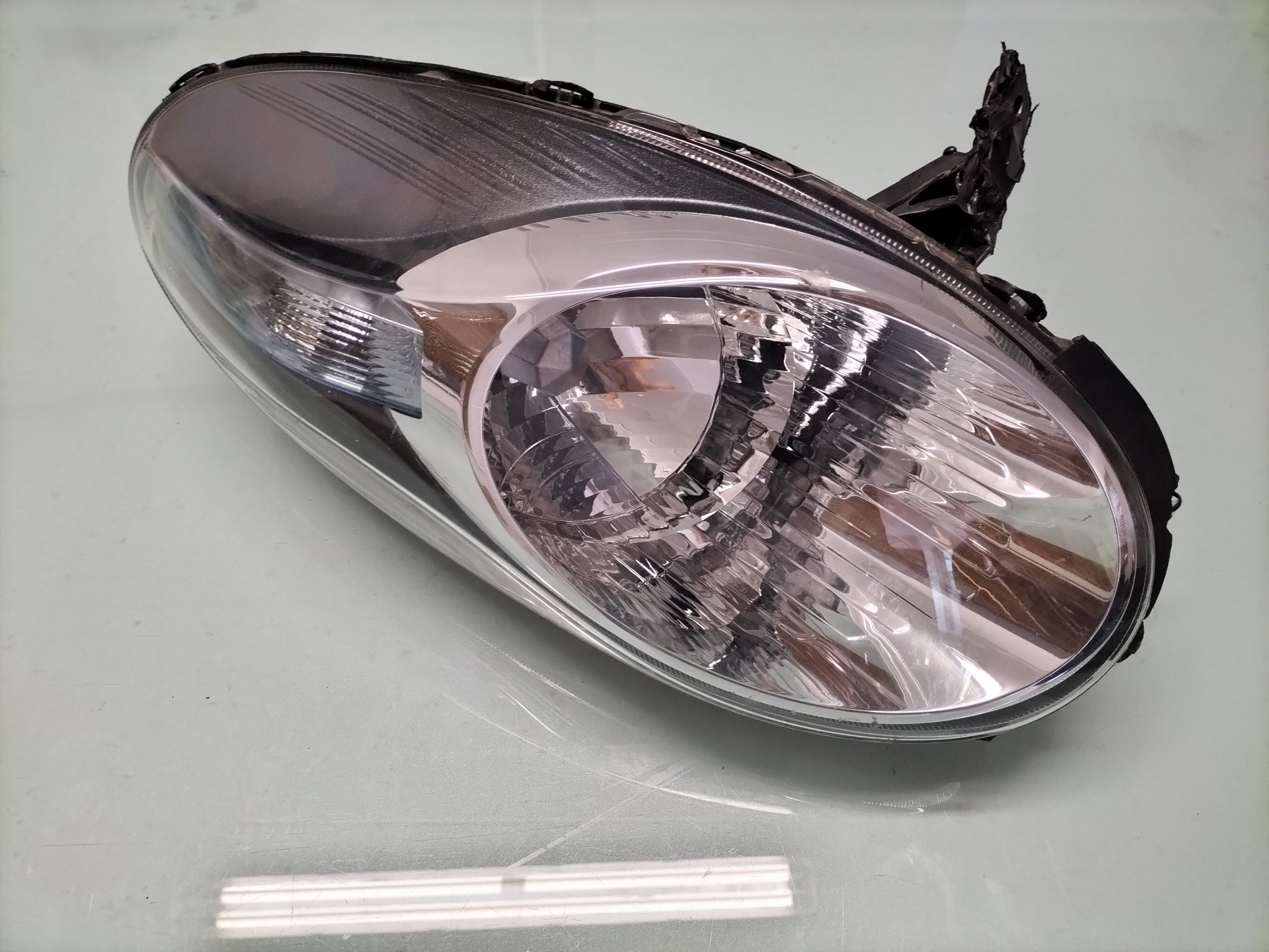 Koplamp Links Nissan Micra K12 26060-BG10B Gebruikt. Gerepareerd.