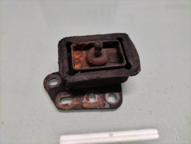 Achterste motorsteun Datsun Cherry E10 11320-M0201 Gebruikt.