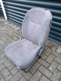 Bestuurdersstoel Nissan Micra K11 87050-5F510 Gebruikt. Lichte schade.