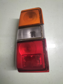 Achterlicht links Nissan Sunny B11 Van - uitvoering 26555-26A00 (IKI 4303) Origineel.