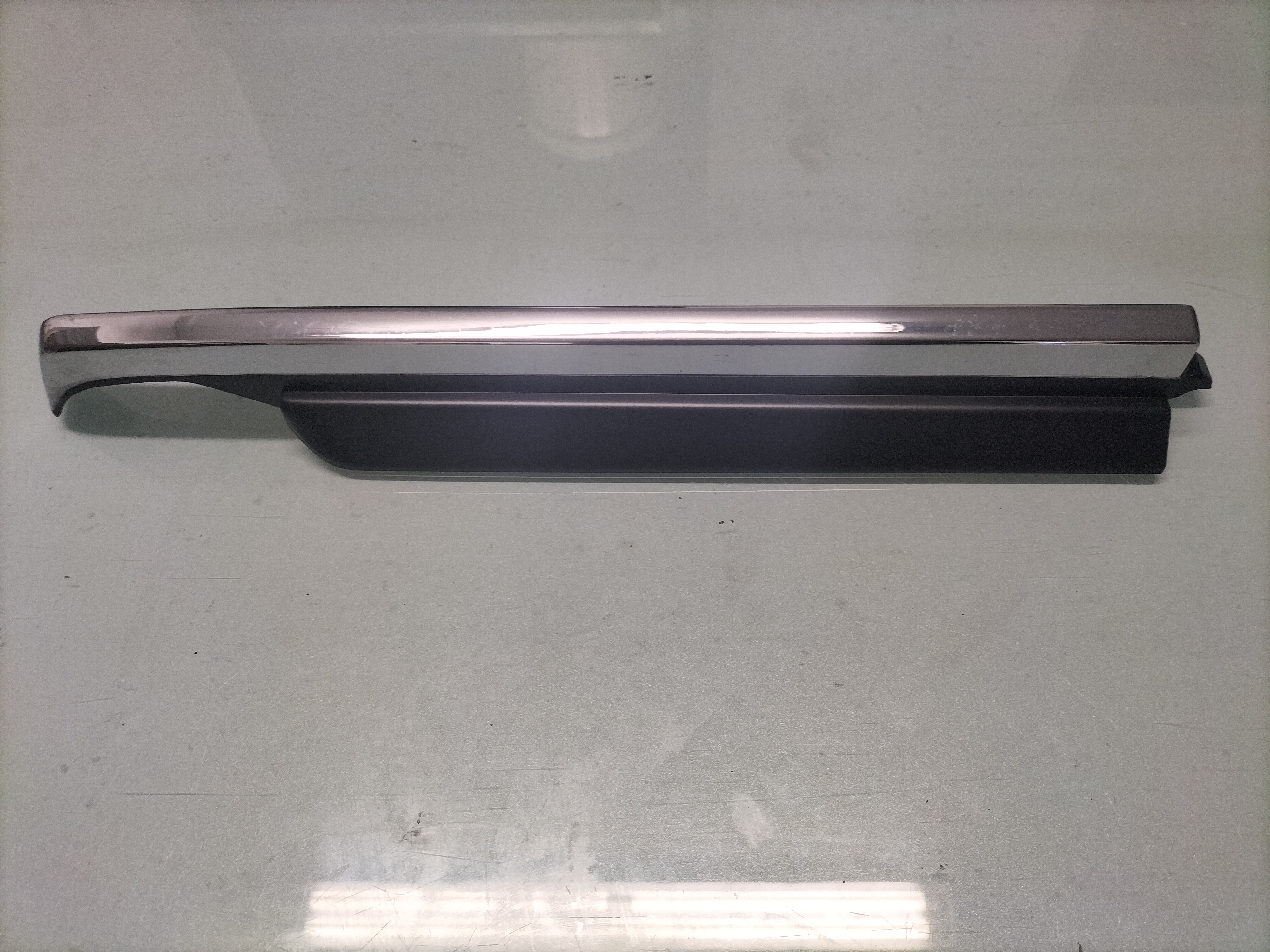 Sierlijst achterlamp rechts Nissan 26552-01L65 Origineel.