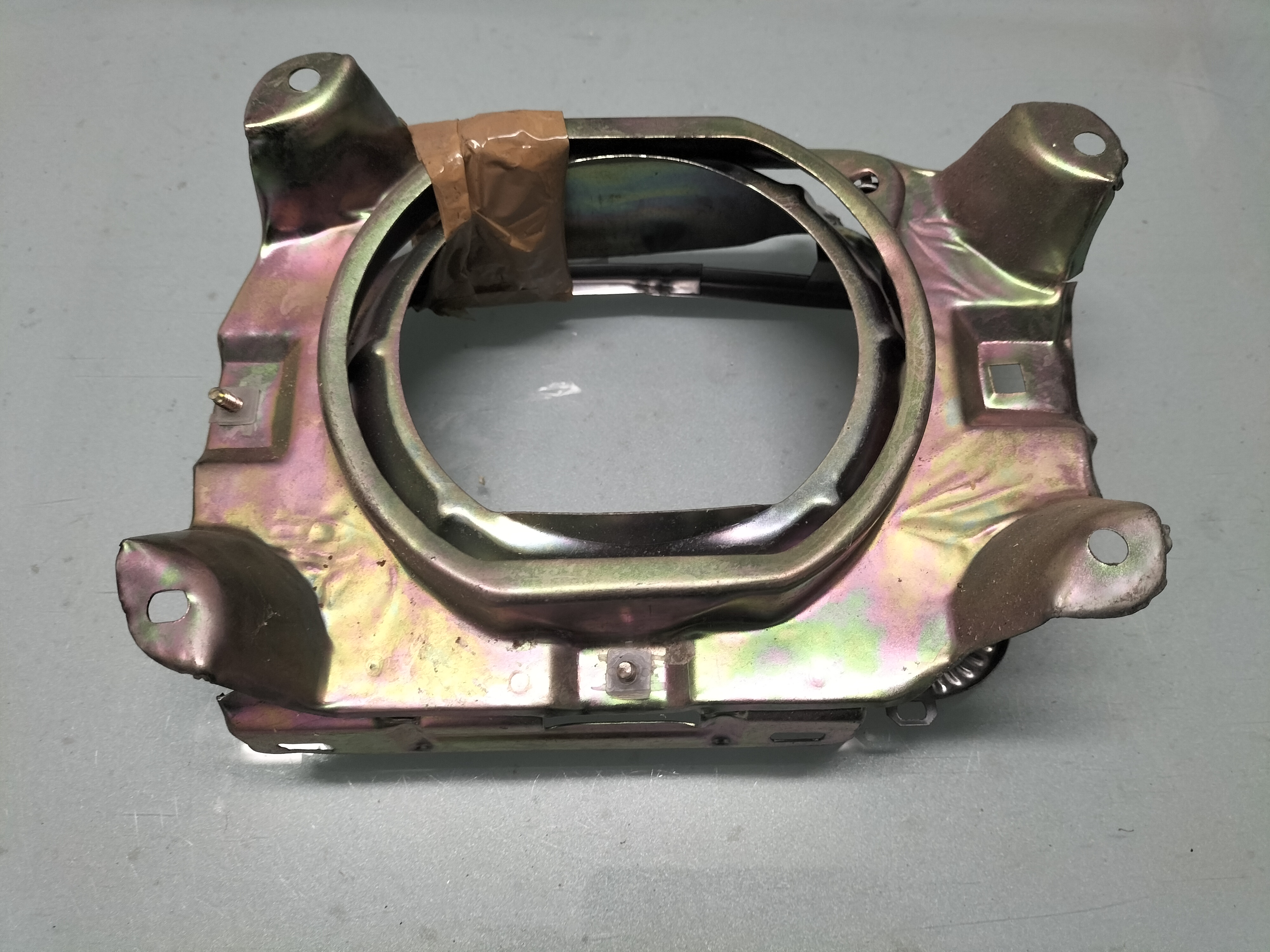 Koplamphuis links Datsun Sunny B310 26017-W7600 + 26023-W7600 (1622251) Nieuw. Lichte roestvorming.