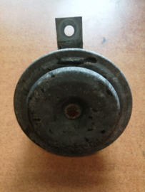 Horn assy-electric high Nissan Bluebird T72 25610-Q9000 Used part.