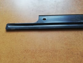 Montagestrip achterkleprubber Nissan Primera P10 hatchback 90824-98J00 Origineel.