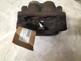 Remklauw linksvoor Nissan Cabstar F24 41011-MB20A Gebruikt.