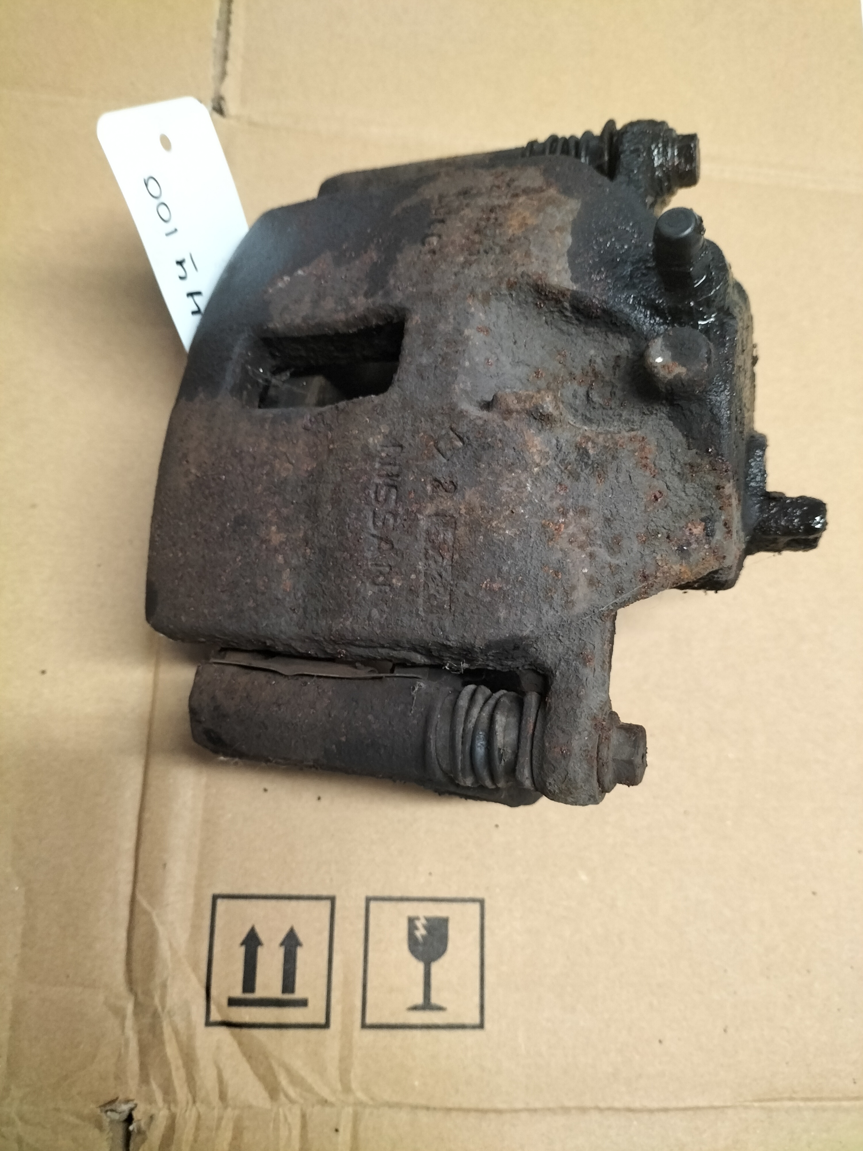 Remklauw linksvoor Nissan 41001-4U100 P12/ V10 Gebruikt.