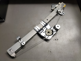 Raammechanisme linksvoor Nissan Micra K14 80721-5FA0A Gebruikt.