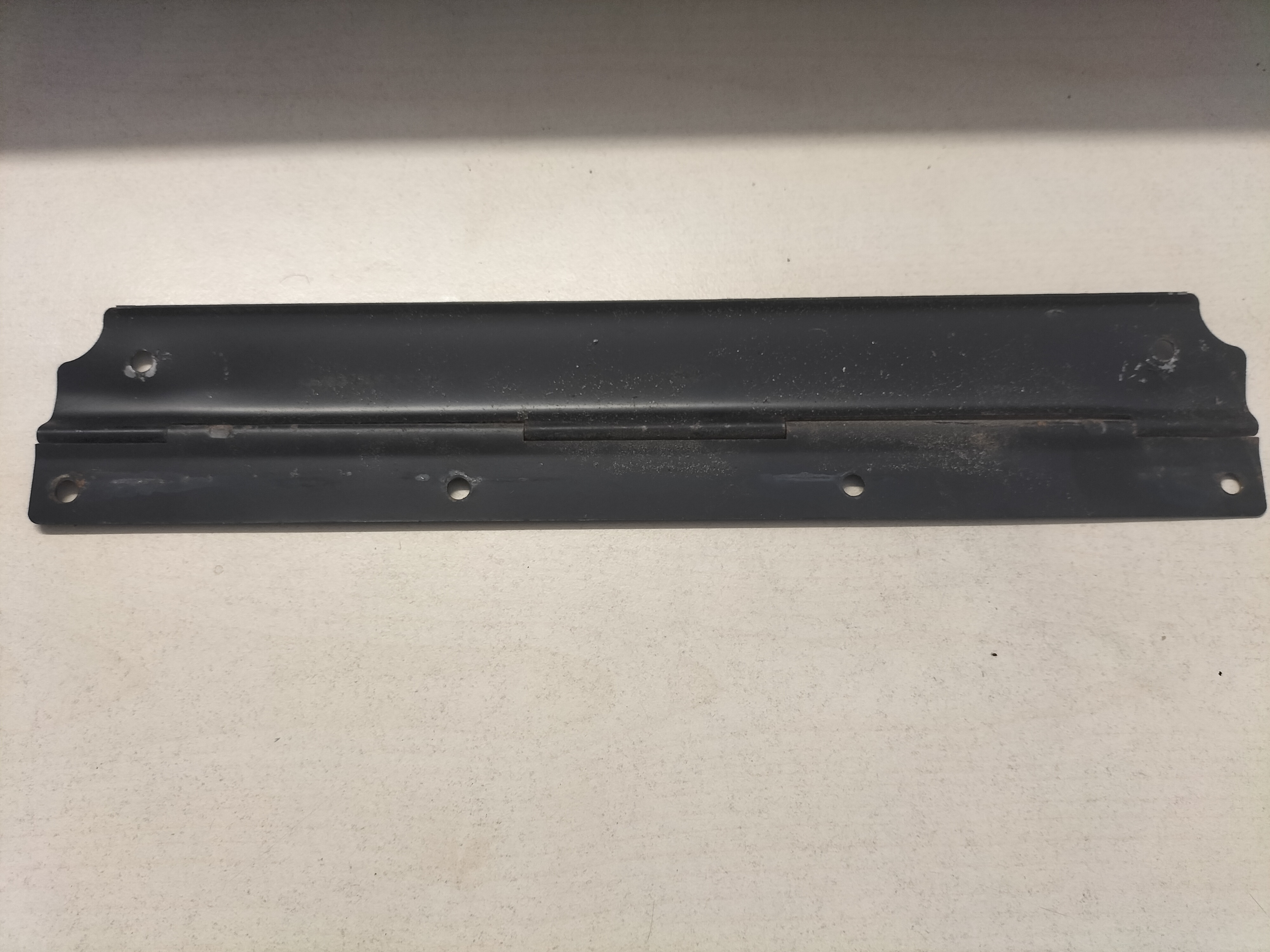 Scharnier dashboardkastje Datsun Cherry E10 68517-M0202 Gebruikt.