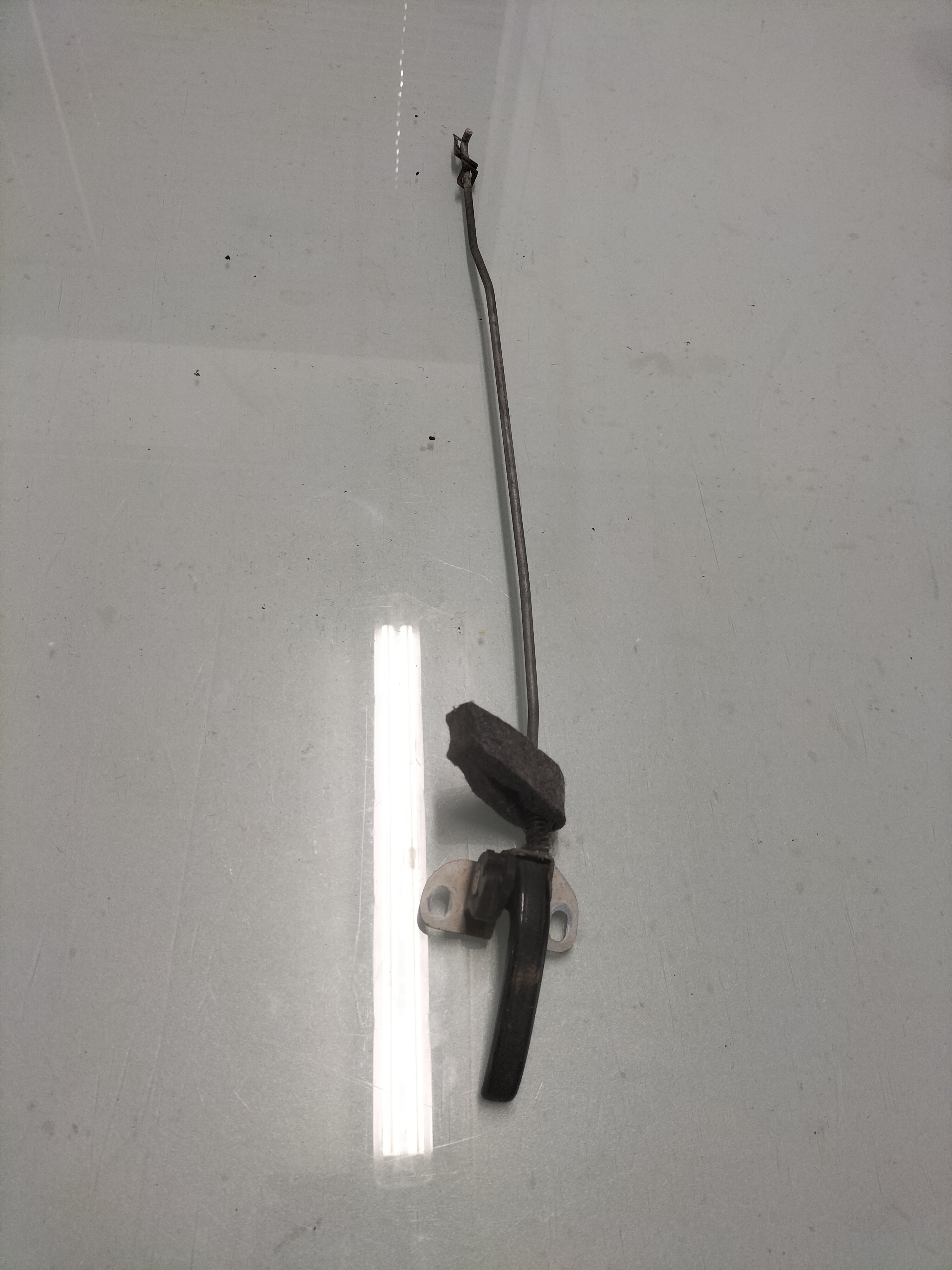 Deurgreep binnenzijde linksachter Datsun Cherry E10 4-deurs sedan 82526-M0302 Gebruikt.